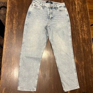 Hollister Curvy High-Rise Mom Jean
